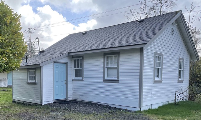 Seaview Cottage | Cozy 1 Bedroom Cottage, Close to Long Beach and Cape Disappointment, *Off Highway 101*
