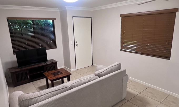 Emerald House | Cozy 1-bedroom fully furnished unit in marvelous Emerald with WiFi, AC, Laundry