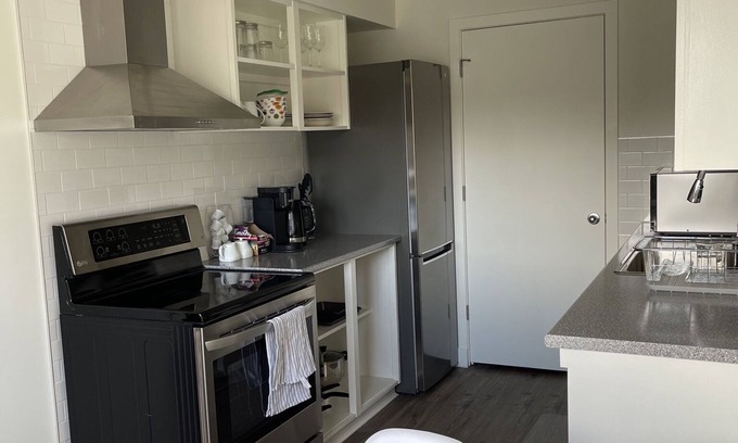 Regional District of Nanaimo Apartment | Cozy 1 Bedroom Suite - 5 minutes from the beach!