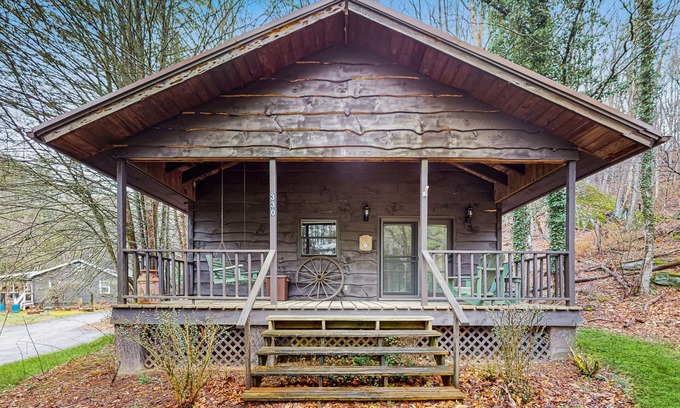 Boone Cabin | Cozy 1 BR Cabin with a Full Kitchen, front porch and mountain views