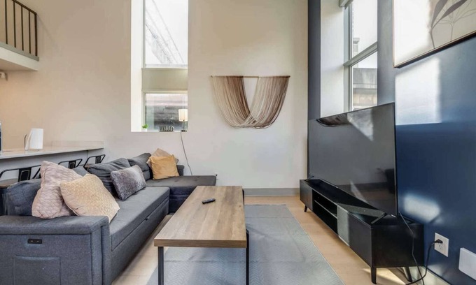 Downtown Louisville Apartment | Cozy 11-Unit Loft w/Med District | Free Parking