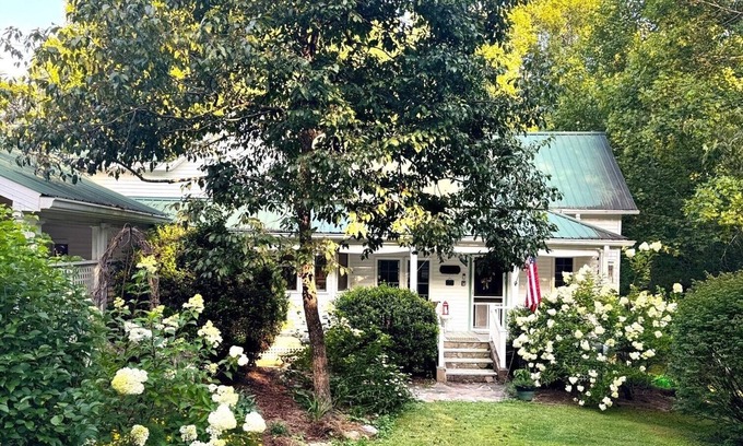 Cherokee House | Cozy 1870s Farmhouse Cottage next to the Smoky Mountains NP, Bryson City, NC.