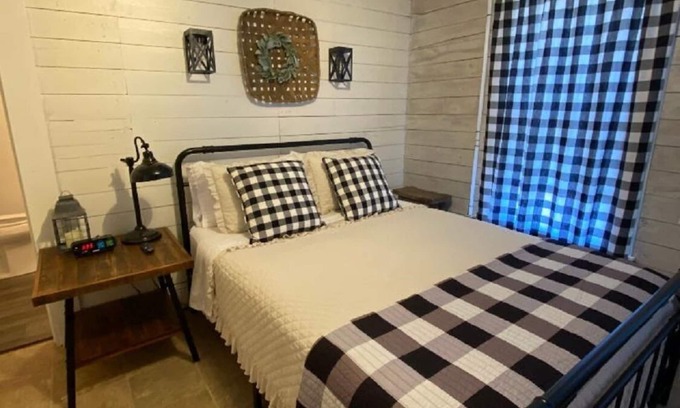 Tomball House | Cozy 1930's cottage WALKING distance to Old Town Tomball