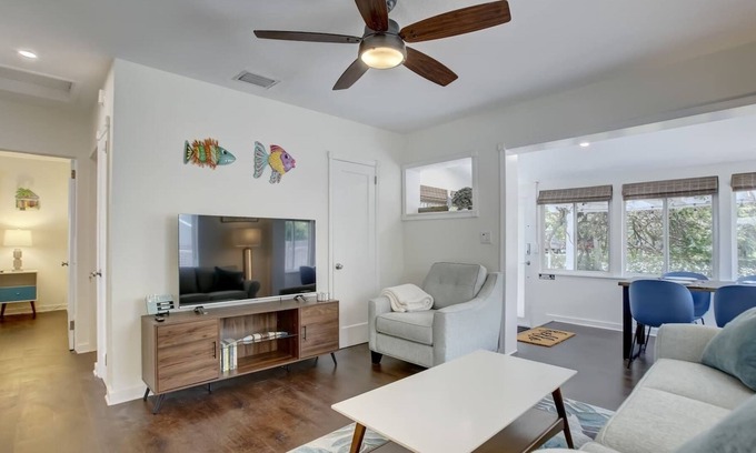 Downtown Fort Lauderdale Cottage | Cozy 2/1, Close to Las Olas/Beach, Port, FLL