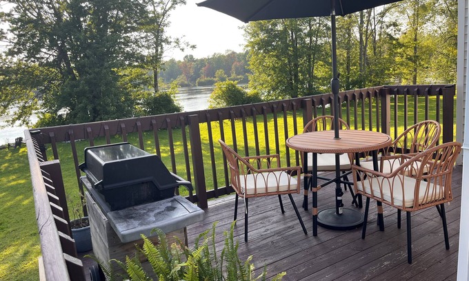 Potsdam Apartment | Cozy 2-bdrm in village of Potsdam. Walk to downtown, directly on the river.