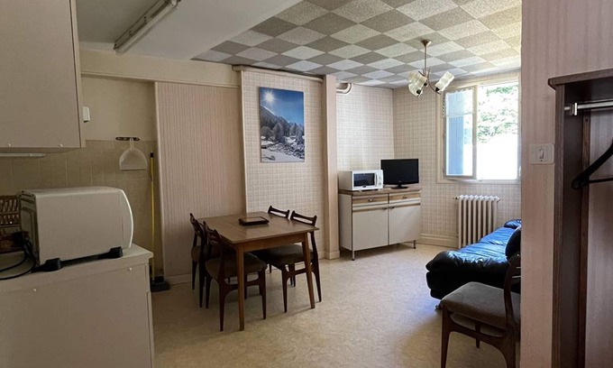 Cauterets Apartment | Cozy 2-Bedroom Apartment with Free WiFi, Near Thermal Spa and Lift in Cauterets