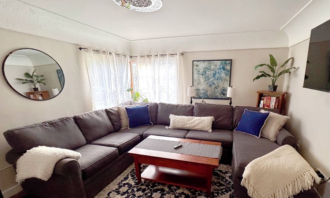 Downtown Vancouver Apartment | Cozy 2-bedroom apartment in Vancouver walk/bike distance to pubs/shopping!