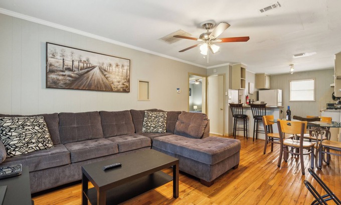 South Central Houston Apartment | Cozy 2-bedroom apartment in awesome Houston's Museum district by Texas MedCtr