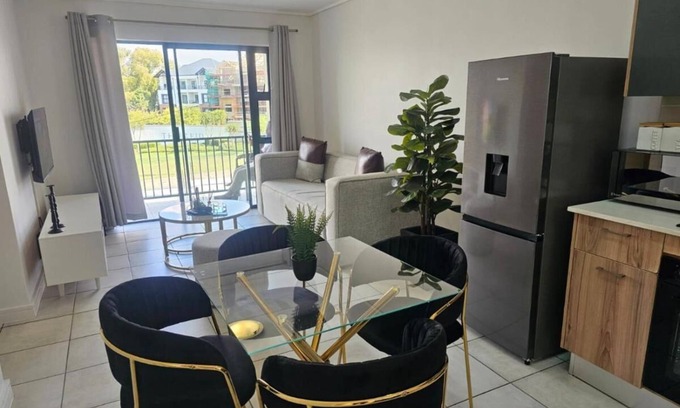 Greater Johannesburg Metropolitan Area Apartment | Cozy 2-bedroom apartment in phenomenal Sandton with WiFi, fitness room