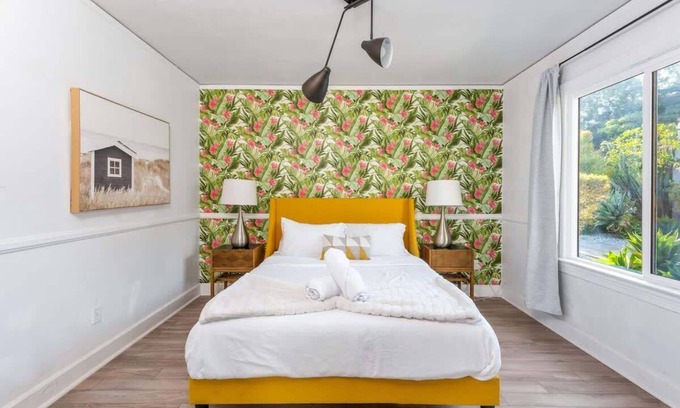 Los Angeles House | Cozy 2 Bedroom Bungalow in WeHo