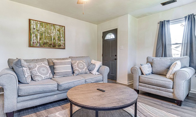 Muncie House | Cozy 2-bedroom bungalow with WiFi and AC in delightful Muncie