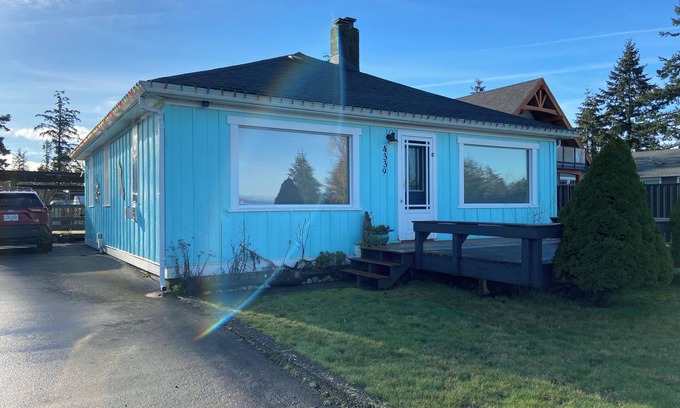 Campbell River House | Cozy 2-bedroom house across from beautiful Oyster Bay, south of Campbell River