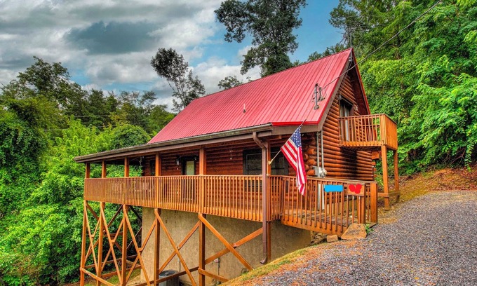 Sevierville Cabin | Cozy 2-bedroom cabin in welcoming lake Douglas, Sevierville near Pigeon Forge