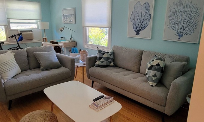 Alamitos Beach Condo | Cozy 2-bedroom condo in lovely Long Beach with AC