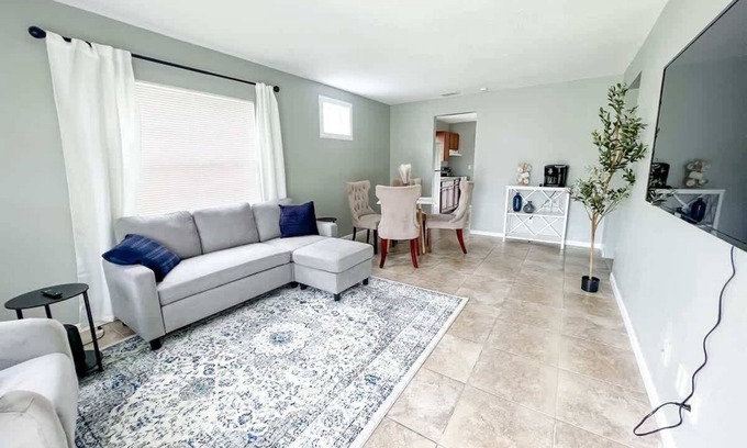 Dade City House | 🌻 Cozy 2 Bedroom Home, Dade City #2 | Perfect for Short or Extended Stays!