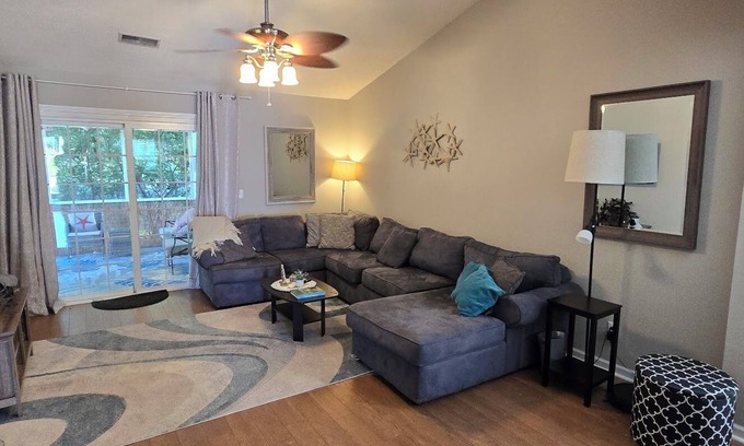 Goose Creek House | Cozy 2-bedroom house with King Bed