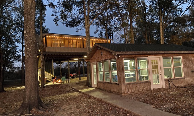 Acme Cabin | Cozy 2-bedroom lakefront fishing and hunting cabin in Jonesville with WiFi, AC