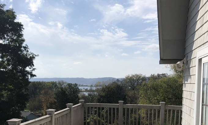 Vernon County Cabin | Cozy 2 bedroom loft cabin w/ gas fireplace, large deck, & plentiful boat parking