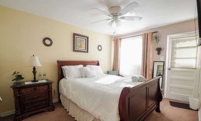 Canarsie Apartment | Cozy 2-bedroom split level with WiFi, AC & close to everything-Brooklyn