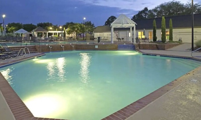 Berkeley Resort | Cozy 2 Bedroom Suite at Historic Powhatan Resort