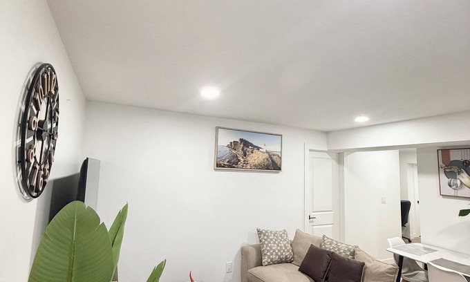 Southwest Edmonton House | Cozy 2 Bedroom Suite Close to Amenities