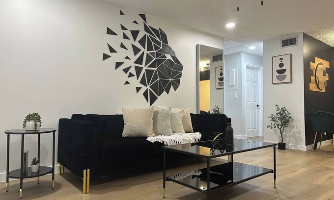 River Oaks Apartment | Cozy 2-bedroom apartment in Fort Lauderdale with WiFi, AC -U1