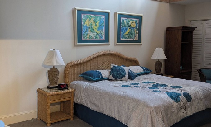 St. Simons Island Condo | Cozy 2-bedroom condo with sunroom on a beautiful golf course St. Simons Island.n