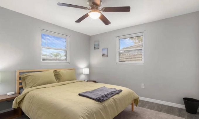 Holiday House | Cozy 2 BR home close to Beaches and Sponge Docks
