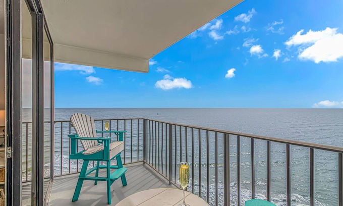 Garden City Condo | Cozy 2BR/2BA Oceanfront Condo - Steps from the Beach!
