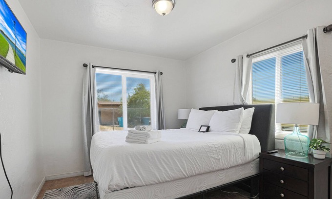 Governmental Mall Apartment | Cozy 2BR Apt, mins Hospitals + Free Parking + Wifi