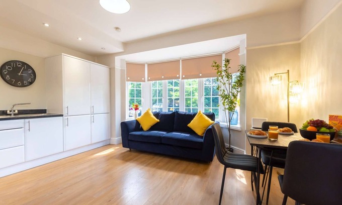 Southampton Apartment | Cozy 2BR Apt w/Modern Amenities