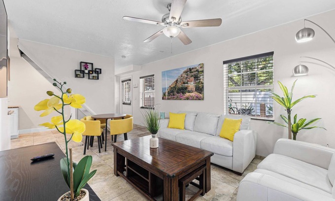 La Vista House | Cozy 2BR Beach & Trail | Bikes Fire Pit