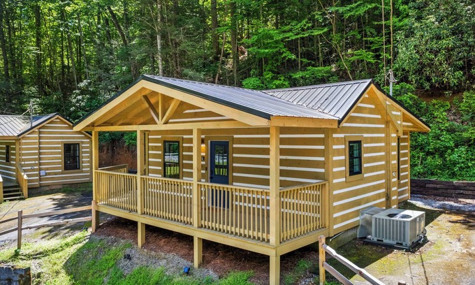 Gatlinburg - Pigeon Forge Cabin | Cozy 2BR Cabin in Gatlinburg: Fire Pit & Fun!