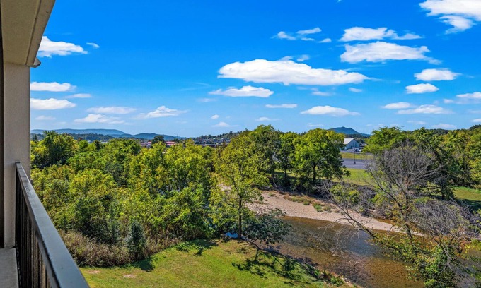 Sevierville Condo | * Cozy 2BR Condo! POOL +River View! +In TOWN! *