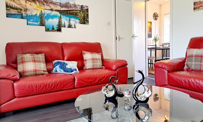 Leeds House | Cozy 2BR Home Pets Welcome Free Parking & Wifi