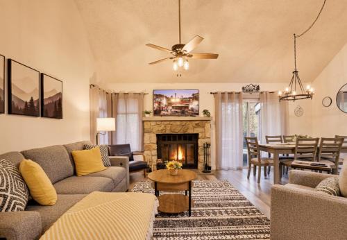 White Haven House | Cozy 2BR Townhouse with Mountain Views & BBQ