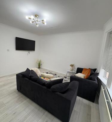 North Glasgow Apartment | Cozy 3 Bed Home, Free Parking 8 min to City Centre
