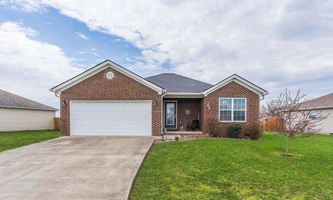 Berea House | Cozy 3-bedroom 2-bath house with AC in Berea