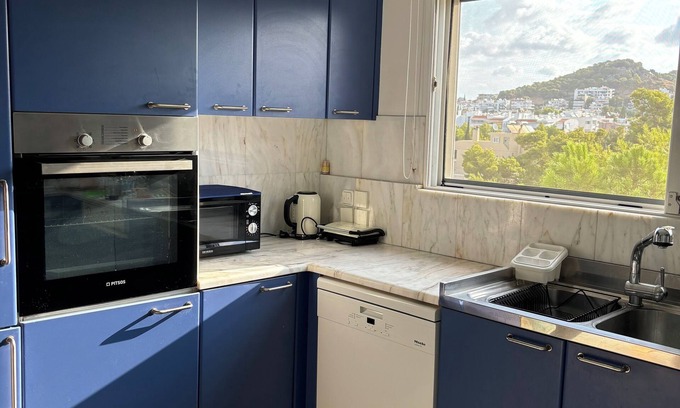 Kavouri Apartment | Cozy 3 Bedroom apartment minutes away from the Athenian Riviera.n