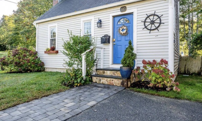 Hyannis Cottage | Cozy 3 bedroom cottage — walk to beach & downtown Hyannis