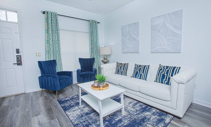 Kissimmee House | Cozy 3-bedroom townhome in Kissimmee close to Disney with WiFi, AC, fitness room