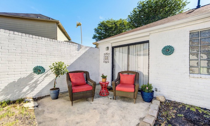 Clodine House | Cozy 3 bedrooms home with a fireplace.
