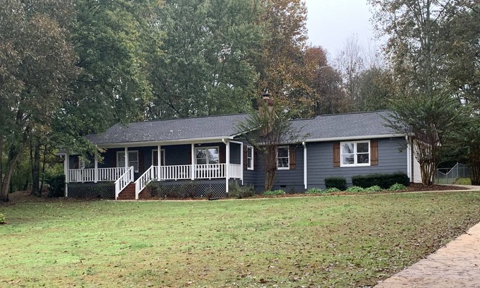 Jefferson House | Cozy 3 BR/2 Bath Ranch in a Peaceful Setting