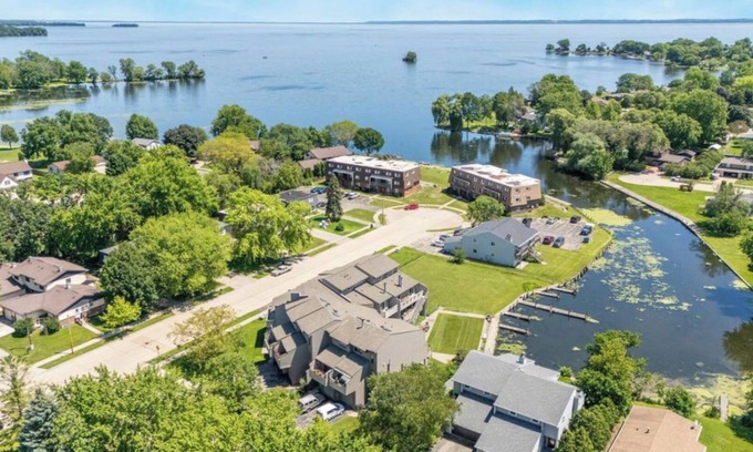 Oshkosh Condo | Cozy 3-br Oshkosh condo on Lake Winnebago canal. EAA, Lifest, XRoads,