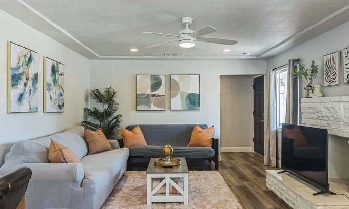 Raisin House | Cozy 3BR Game Room Pool & Ping-Pong Tables Fenced Yard Near Hospitals