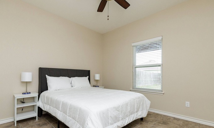 South Side House | Cozy 3BR Home, Just 15 Mins to Beach! Fast WiFi - 541 Mbps - Ideal Getaway!
