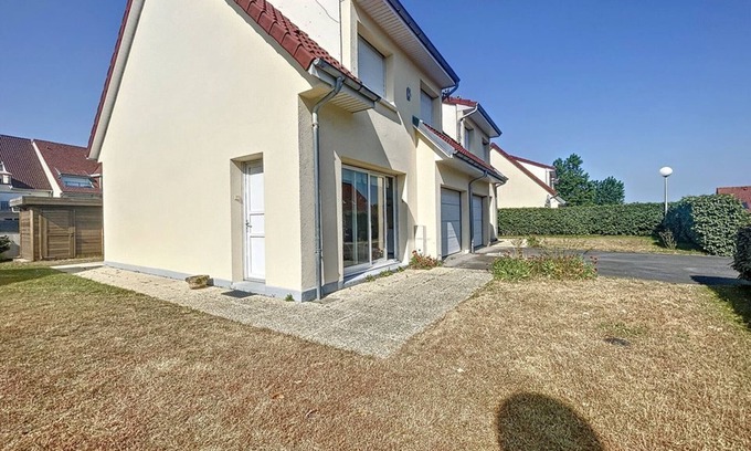 Stella-Plage House | Cozy 3BR Pavilion Near Beach, Shops, Garden, and Free WiFi