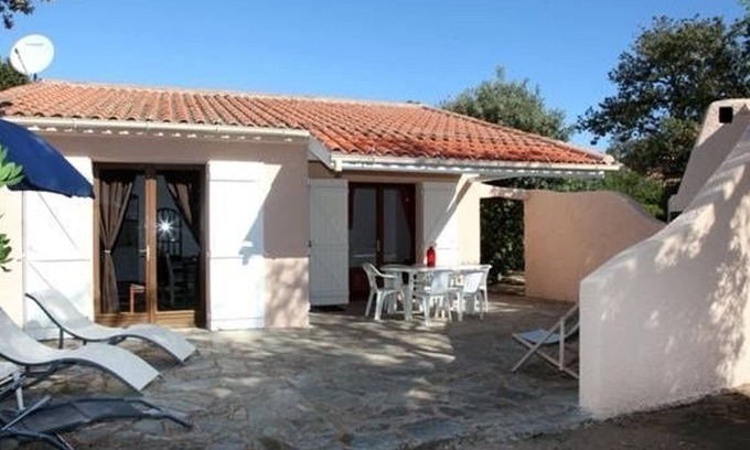 Santa Giulia House | Cozy 3BR Villa, 200m from Santa-Giulia Beach, Sleeps 8, AC, BBQ, Parking Included