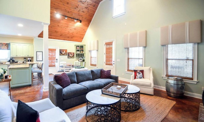 Starkville House | Cozy, 3Min Walk To Downtown, Firepit, King, SmartTv, 4Beds