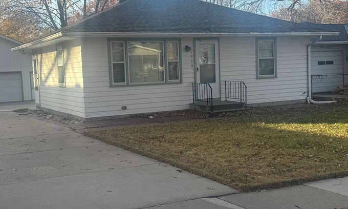 Lincoln House | Cozy 4-BR 2 BA house in marvelous Lincoln neighborhood. WIFI available